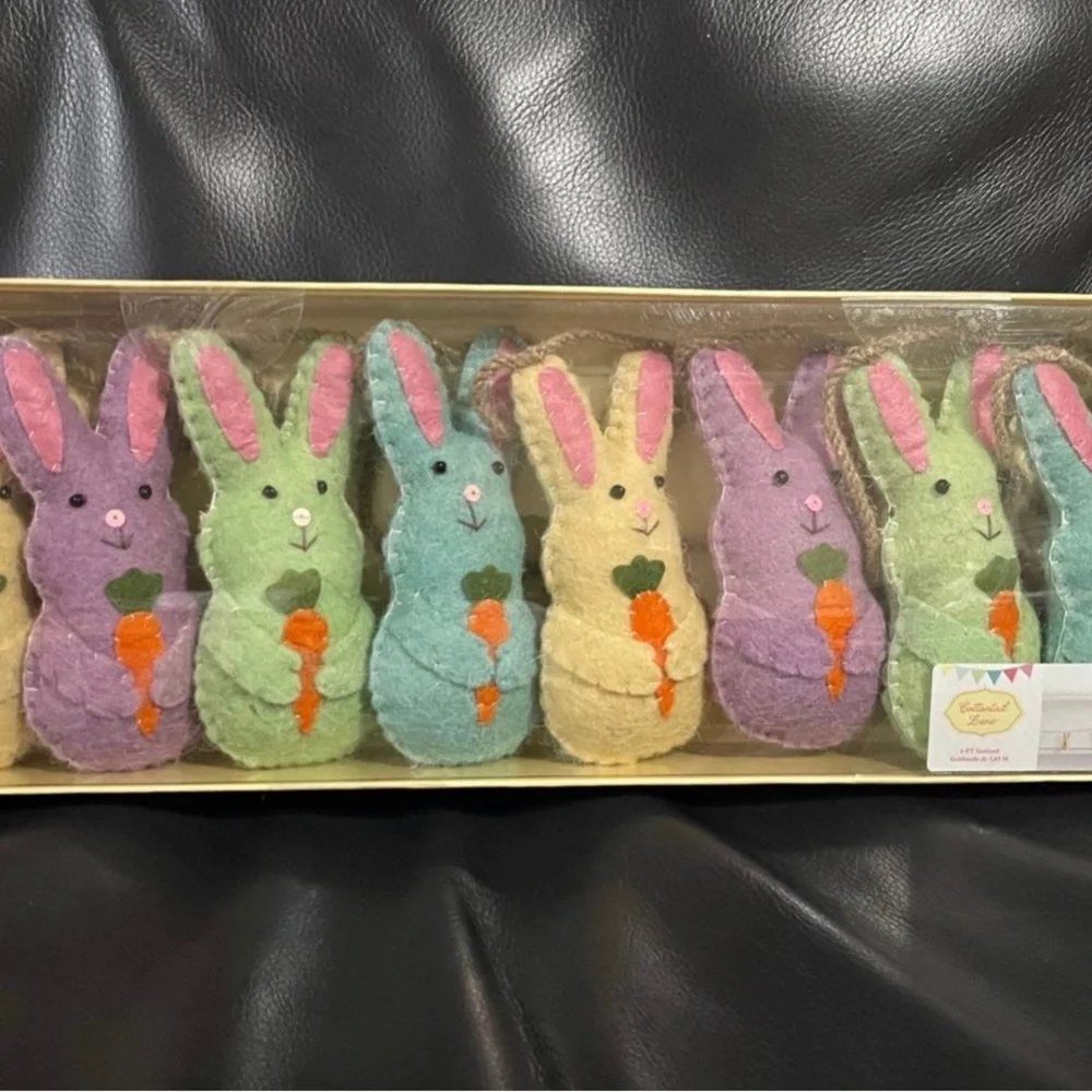 Easter Bunny Garland with Carrots - Multicolor